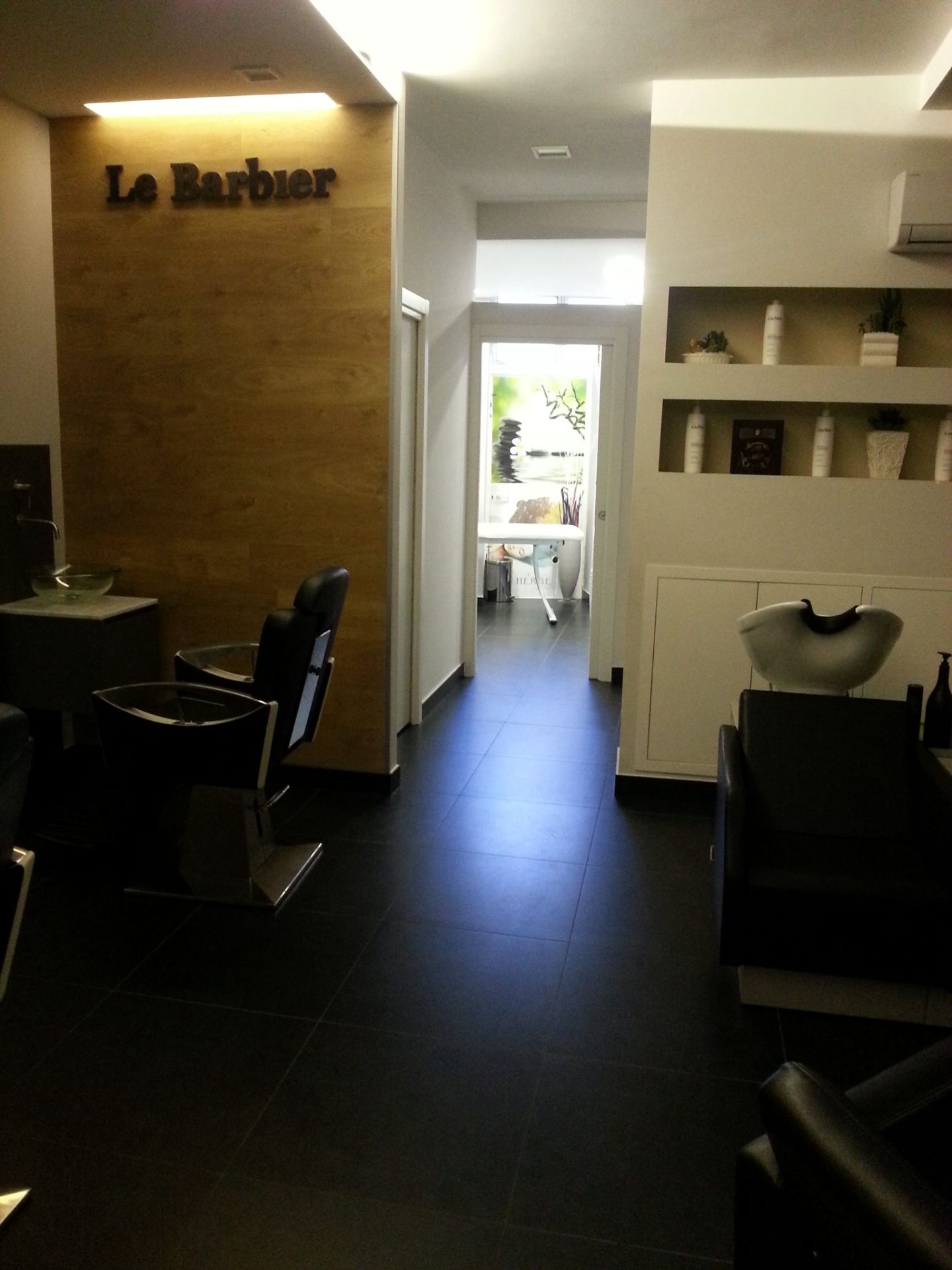 Interno del salone Le Barbier con insegna